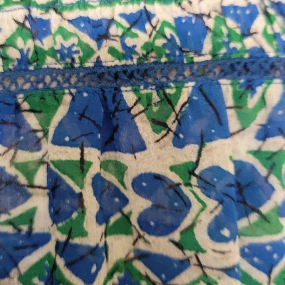 TWO by VINCE CAMUTO Playful Batik Pintuck Peasant Blouse. NWT LARGE - Picture 8 of 9